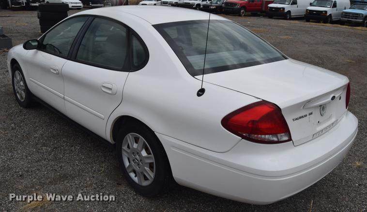 image for item L2510 2006 Ford Taurus SE