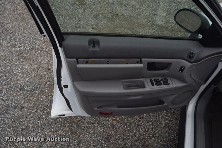 image for item L2510 2006 Ford Taurus SE