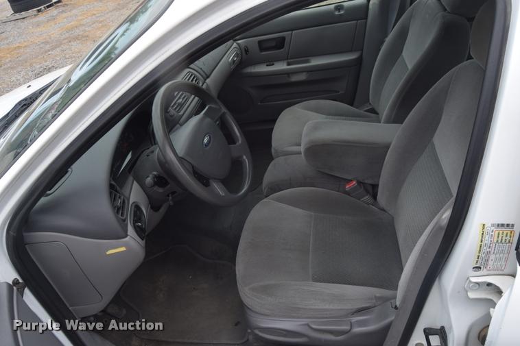 image for item L2510 2006 Ford Taurus SE