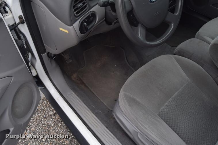 image for item L2510 2006 Ford Taurus SE
