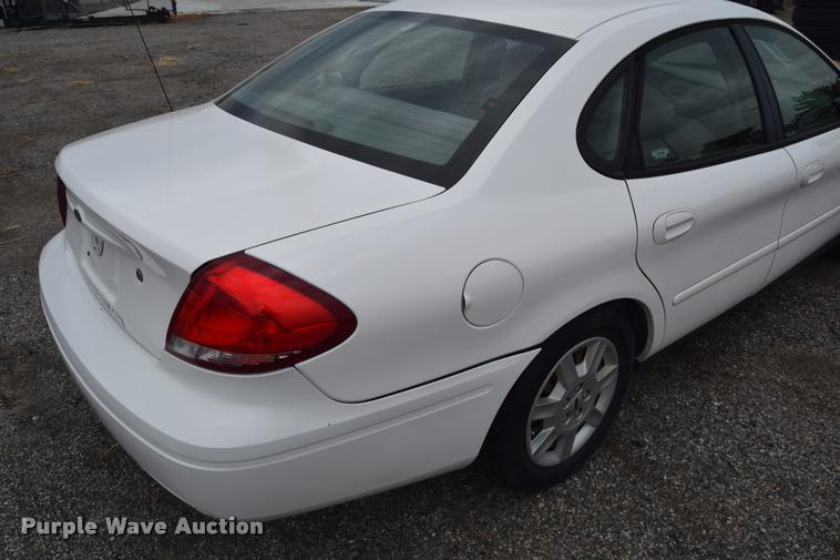 image for item L2510 2006 Ford Taurus SE