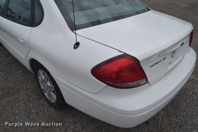 image for item L2510 2006 Ford Taurus SE