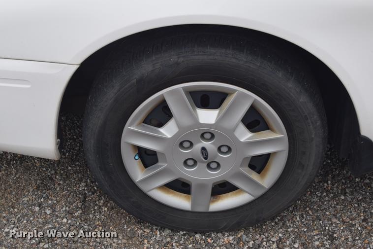 image for item L2510 2006 Ford Taurus SE