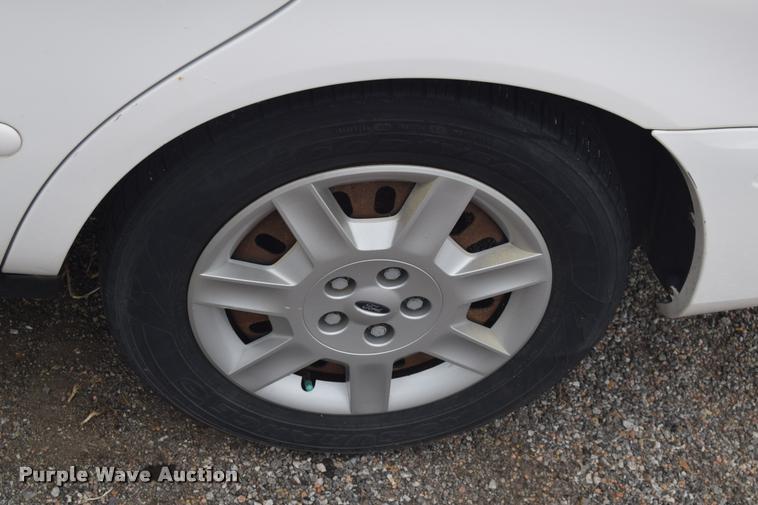 image for item L2510 2006 Ford Taurus SE