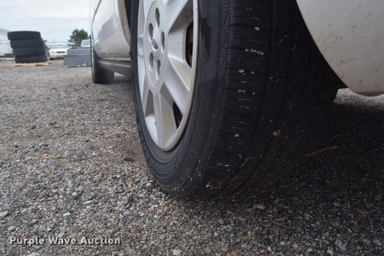 image for item L2510 2006 Ford Taurus SE