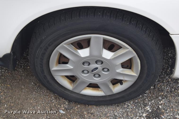 image for item L2510 2006 Ford Taurus SE