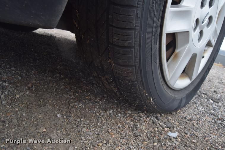 image for item L2510 2006 Ford Taurus SE