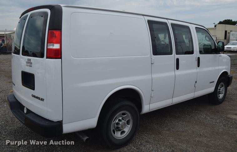 image for item L2511 2005 Chevrolet Express 2500 Cargo van