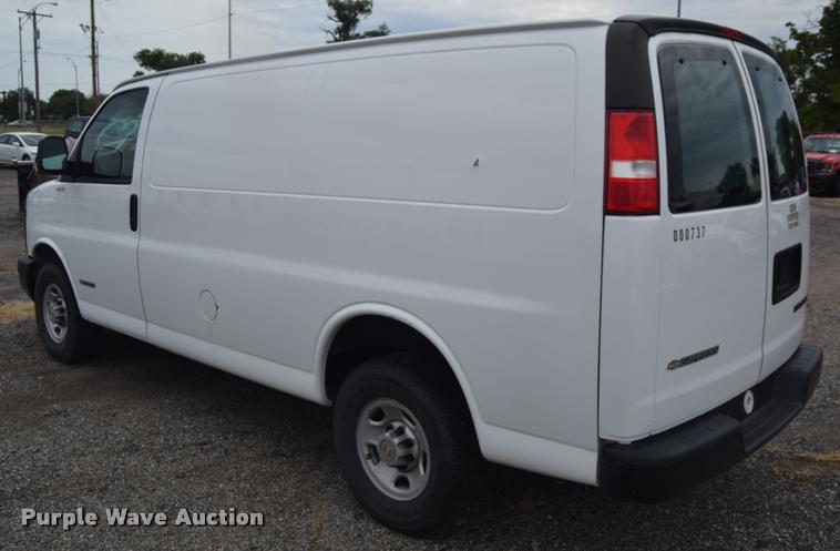 image for item L2511 2005 Chevrolet Express 2500 Cargo van