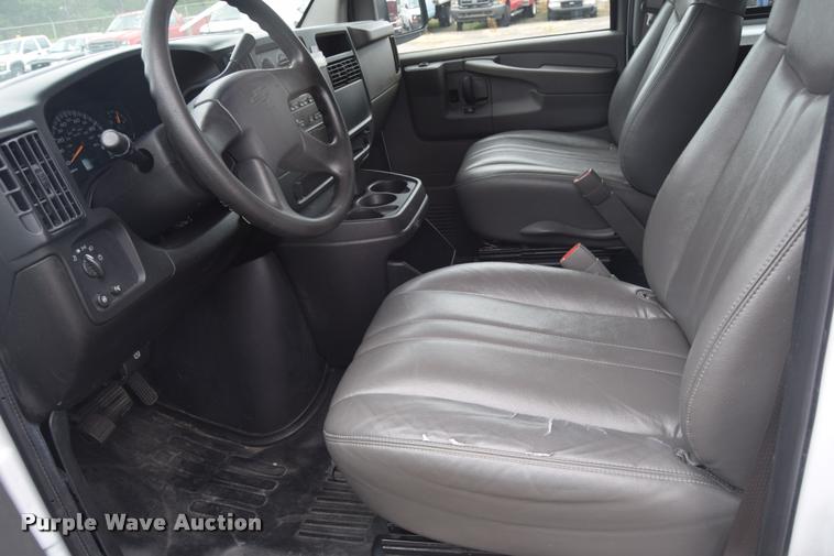 image for item L2511 2005 Chevrolet Express 2500 Cargo van