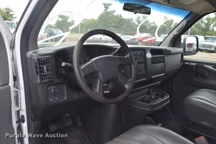 image for item L2511 2005 Chevrolet Express 2500 Cargo van