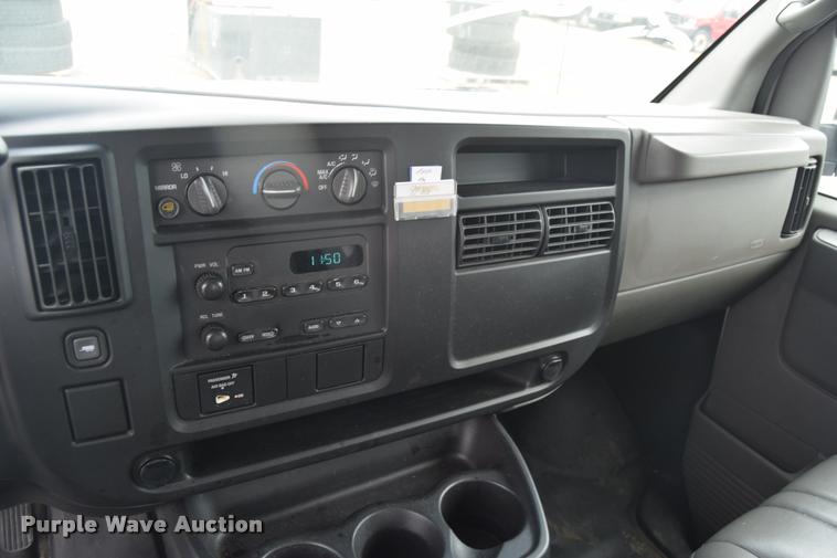 image for item L2511 2005 Chevrolet Express 2500 Cargo van