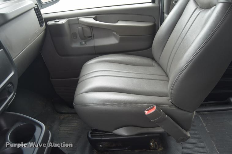 image for item L2511 2005 Chevrolet Express 2500 Cargo van