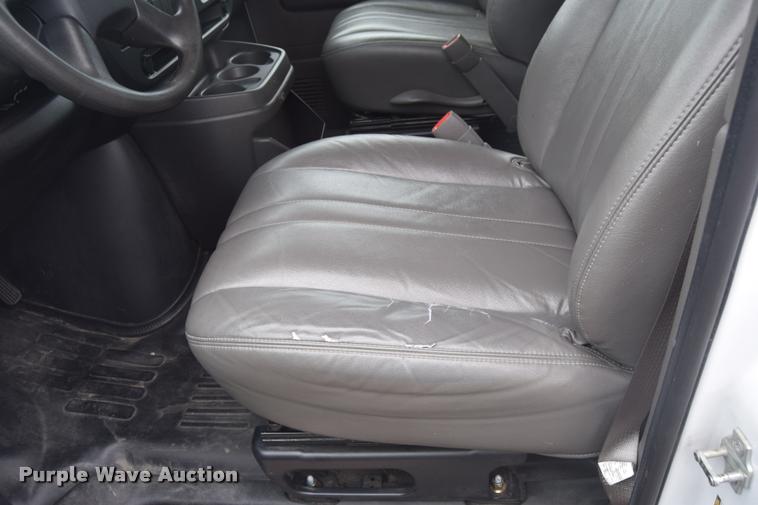 image for item L2511 2005 Chevrolet Express 2500 Cargo van