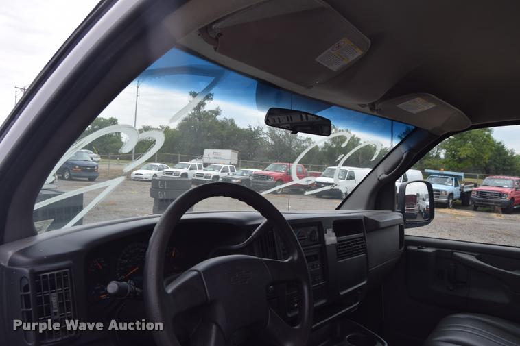 image for item L2511 2005 Chevrolet Express 2500 Cargo van