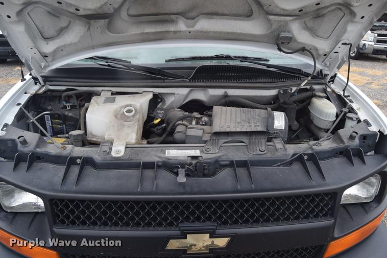 image for item L2511 2005 Chevrolet Express 2500 Cargo van