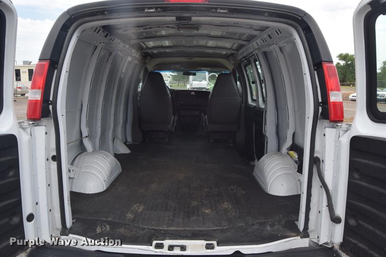 image for item L2511 2005 Chevrolet Express 2500 Cargo van