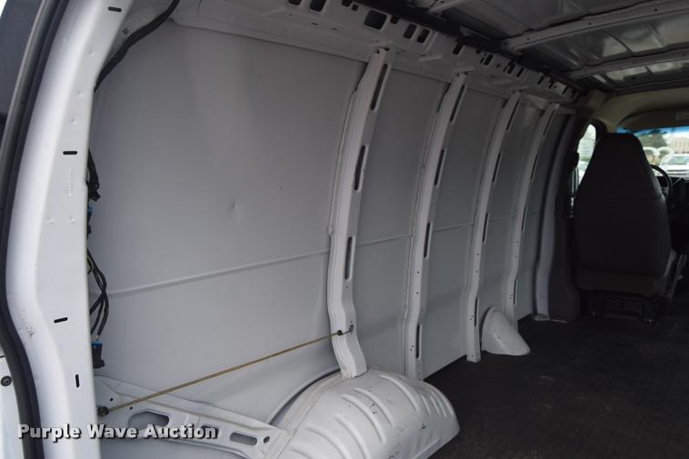 image for item L2511 2005 Chevrolet Express 2500 Cargo van
