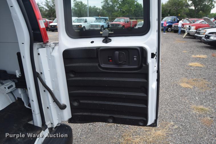 image for item L2511 2005 Chevrolet Express 2500 Cargo van