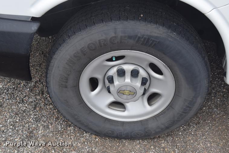 image for item L2511 2005 Chevrolet Express 2500 Cargo van