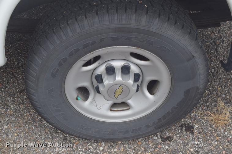 image for item L2511 2005 Chevrolet Express 2500 Cargo van