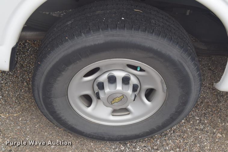 image for item L2511 2005 Chevrolet Express 2500 Cargo van