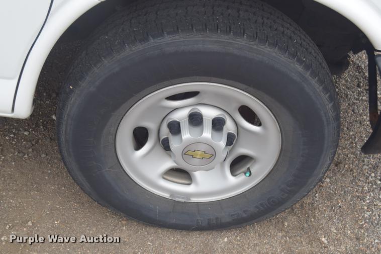 image for item L2511 2005 Chevrolet Express 2500 Cargo van