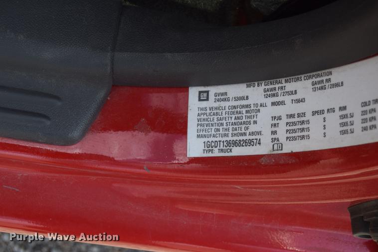 image for item L2512 2006 Chevrolet Colorado Crew Cab pickup truck