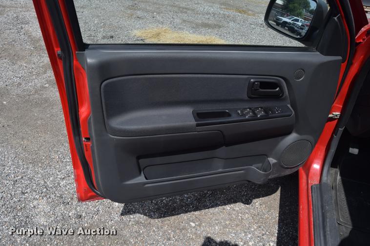 image for item L2512 2006 Chevrolet Colorado Crew Cab pickup truck