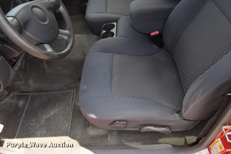 image for item L2512 2006 Chevrolet Colorado Crew Cab pickup truck