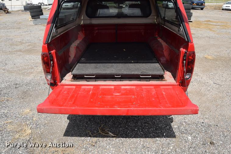 image for item L2512 2006 Chevrolet Colorado Crew Cab pickup truck