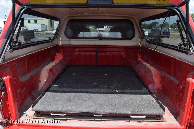 image for item L2512 2006 Chevrolet Colorado Crew Cab pickup truck