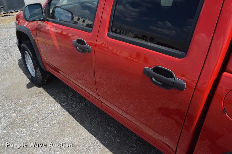 image for item L2512 2006 Chevrolet Colorado Crew Cab pickup truck