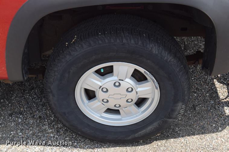 image for item L2512 2006 Chevrolet Colorado Crew Cab pickup truck