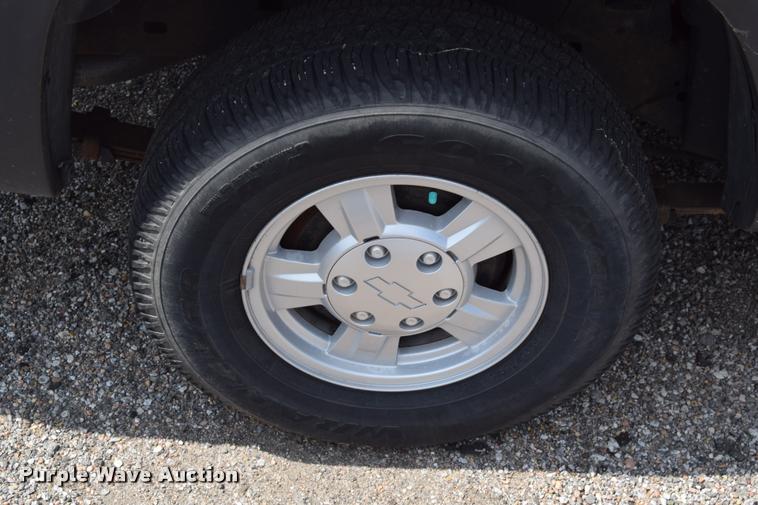 image for item L2512 2006 Chevrolet Colorado Crew Cab pickup truck