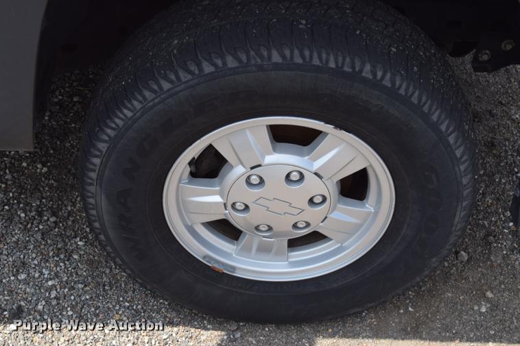 image for item L2512 2006 Chevrolet Colorado Crew Cab pickup truck