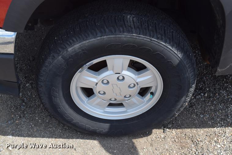 image for item L2512 2006 Chevrolet Colorado Crew Cab pickup truck