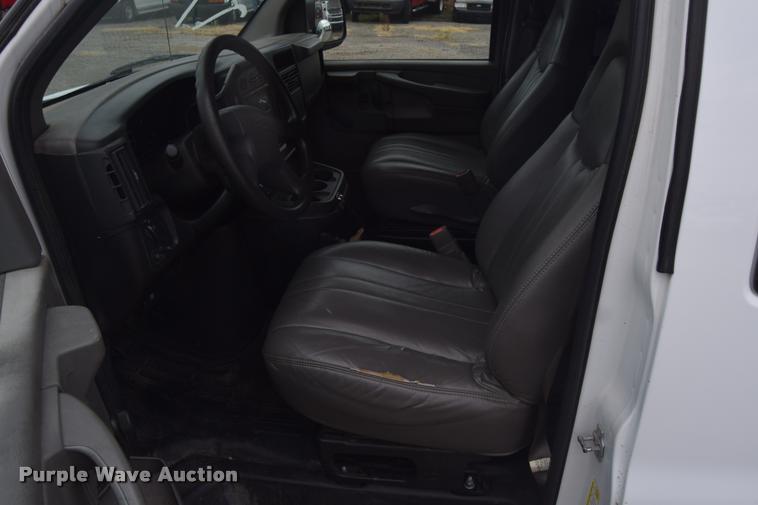 image for item L2513 2007 Chevrolet Express 2500 Cargo van