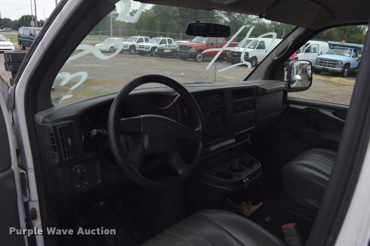 image for item L2513 2007 Chevrolet Express 2500 Cargo van