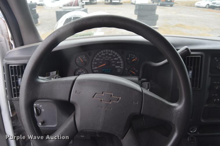 image for item L2513 2007 Chevrolet Express 2500 Cargo van