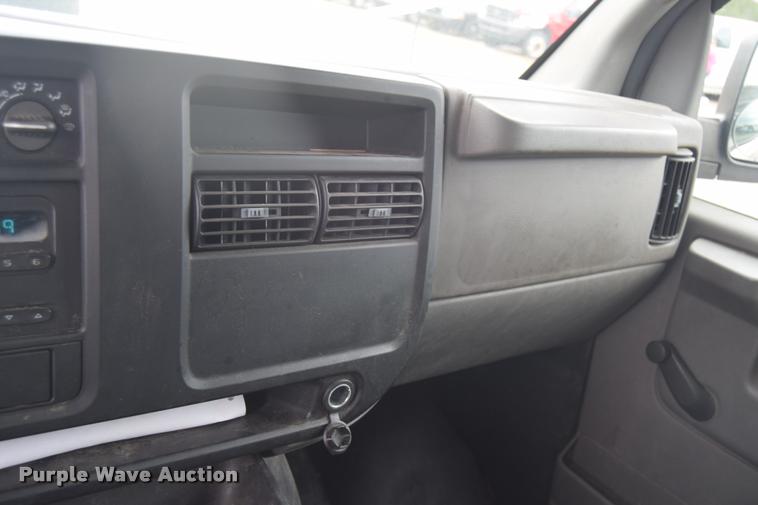 image for item L2513 2007 Chevrolet Express 2500 Cargo van