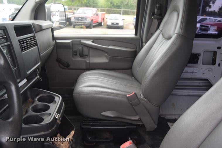 image for item L2513 2007 Chevrolet Express 2500 Cargo van