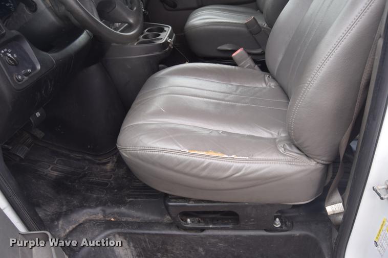 image for item L2513 2007 Chevrolet Express 2500 Cargo van