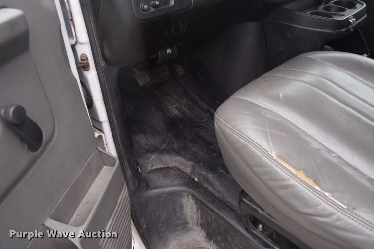 image for item L2513 2007 Chevrolet Express 2500 Cargo van