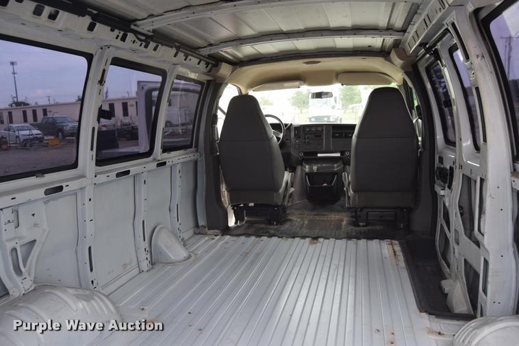 image for item L2513 2007 Chevrolet Express 2500 Cargo van