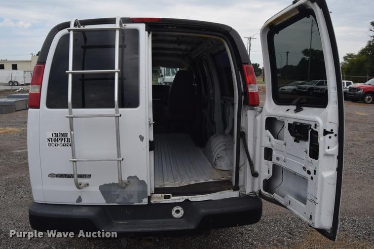 image for item L2513 2007 Chevrolet Express 2500 Cargo van