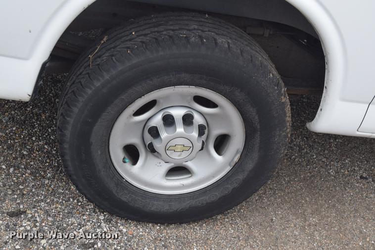image for item L2513 2007 Chevrolet Express 2500 Cargo van