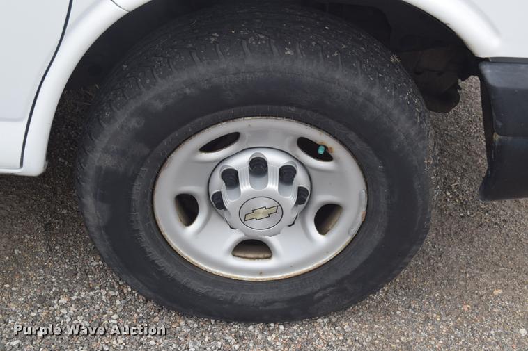 image for item L2513 2007 Chevrolet Express 2500 Cargo van