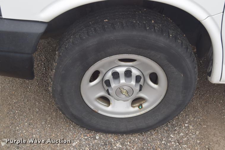 image for item L2513 2007 Chevrolet Express 2500 Cargo van