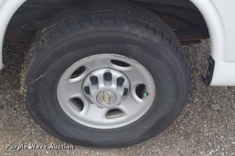 image for item L2513 2007 Chevrolet Express 2500 Cargo van